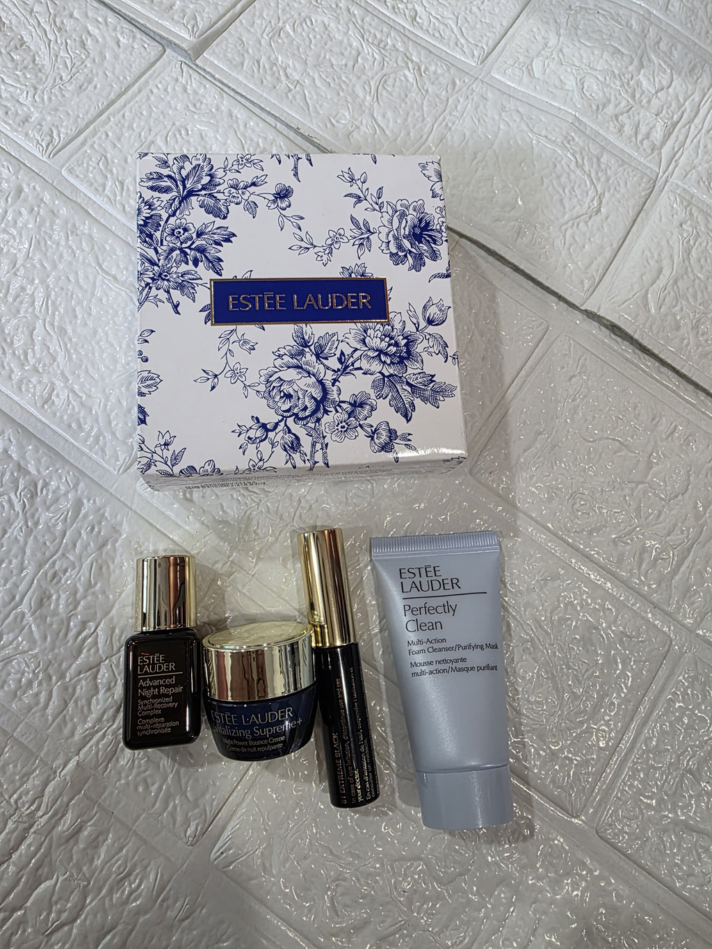 Estée Lauder Skincare & Makeup Discovery Gift Set