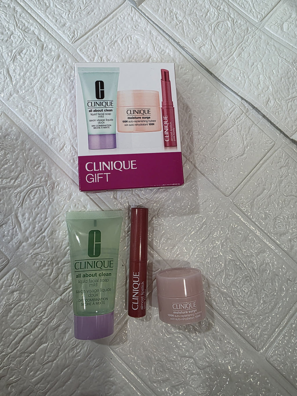 Clinique Skincare &amp; Makeup Gift Set
