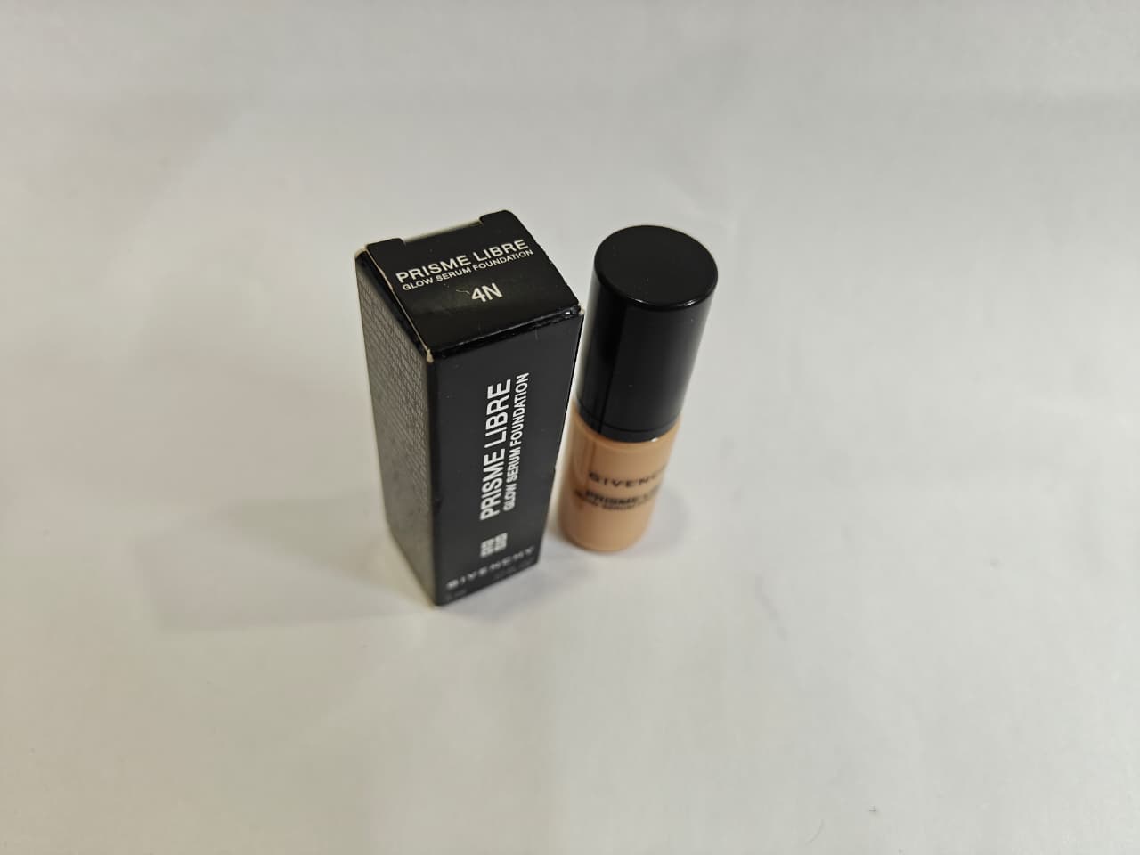Givenchy Prisme Libre Glow Serum Foundation (5ml)
